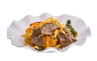 Kızarmış erişte ve biftek.