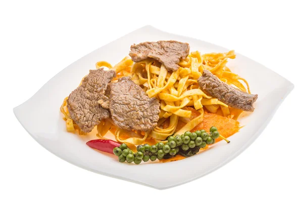Fried noodles with beef — Stock Photo, Image