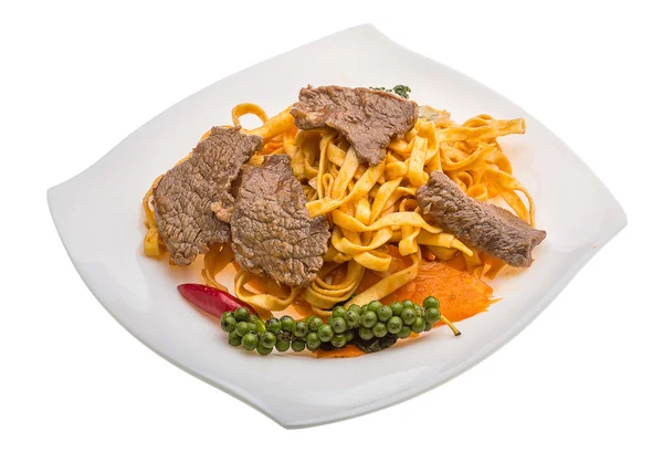 Fried noodles with beef — Stock Photo, Image