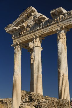 Apollo Tapınağı yan tarafta