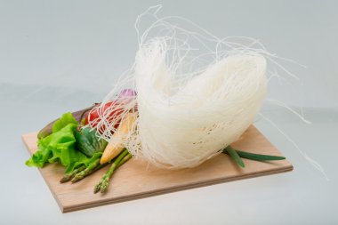 çiğ pirinç noodle
