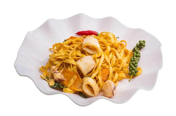 Fried noodles with calamari — Stock Photo, Image