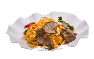 Kızarmış erişte ve biftek.