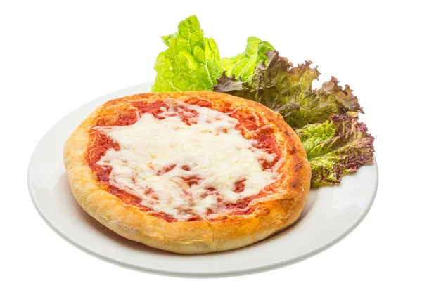 Pizza con tomate y queso — Foto de Stock