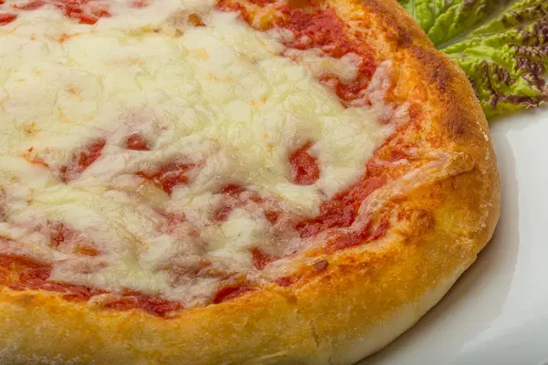 Pizza z pomidorem i serem — Zdjęcie stockowe