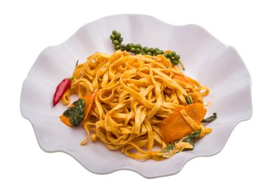 Sebzeli kızarmış erişte.