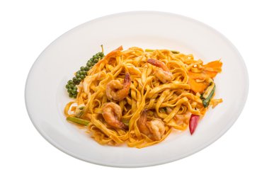 karides ile kızarmış noodle