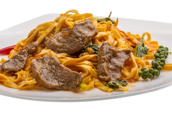 Fried noodles with beef — Stock Photo, Image