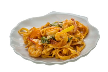 karides ile kızarmış noodle