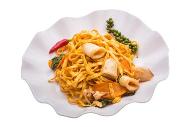 Kızarmış noodle ile kalamar