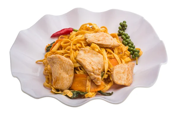 Tagliatelle fritte con pollo — Foto Stock