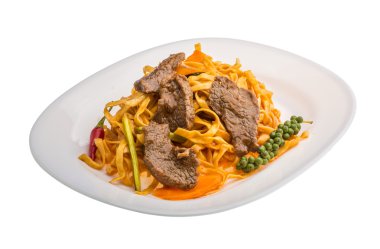 Kızarmış erişte ve biftek.