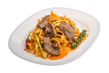 Kızarmış erişte ve biftek.