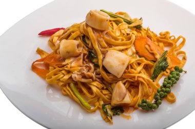 Kızarmış noodle ile kalamar