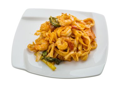 karides ile kızarmış noodle