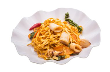 Kızarmış noodle ile kalamar