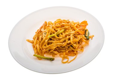 Sebzeli kızarmış erişte.