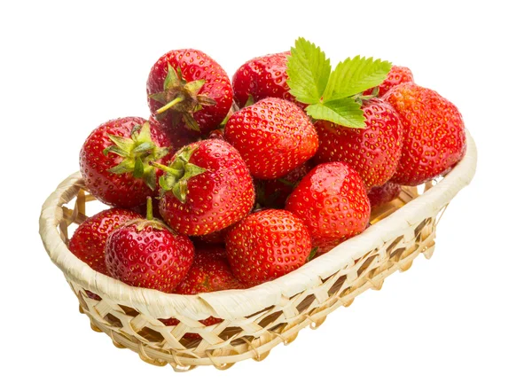 Erdbeere im Korb — Stockfoto