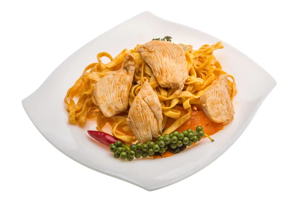 Tagliatelle fritte con pollo — Foto Stock