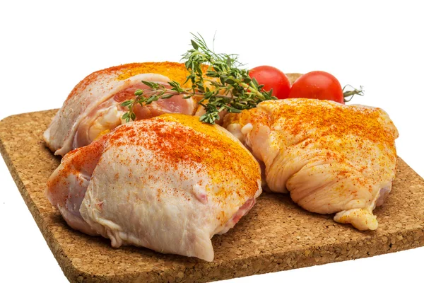 Coscia di pollo crudo — Foto Stock