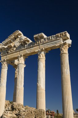 Apollo Tapınağı yan tarafta
