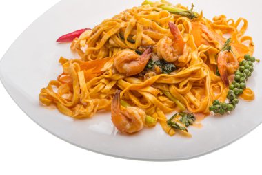 karides ile kızarmış noodle