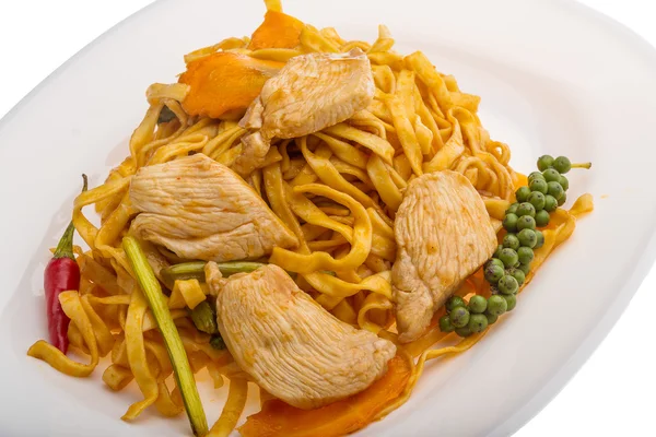 Tagliatelle fritte con pollo — Foto Stock