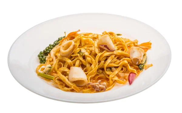 Fried noodles with calamari — Stock Photo, Image