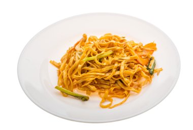 Sebzeli kızarmış erişte.