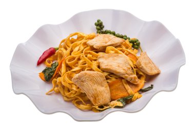 Tavuklu kızarmış erişte.