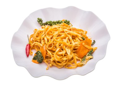 Sebzeli kızarmış erişte.