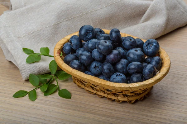 Blåbär med blad — Stockfoto