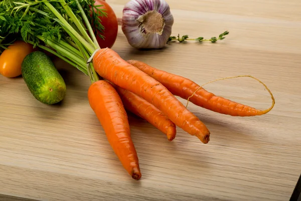 Karotten mit Blättern — Stockfoto