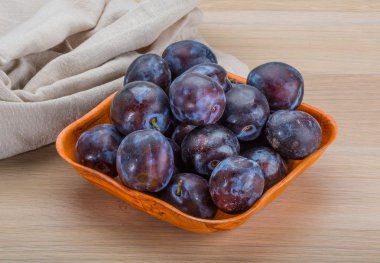 dojrzała śliwka świeży