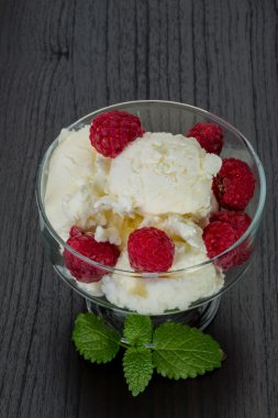 Ahududu ile dondurma