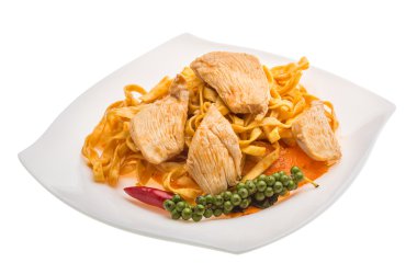 Tavuklu kızarmış erişte.