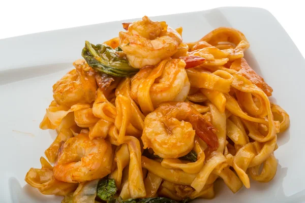 Tagliatelle fritte con gamberetti — Foto Stock