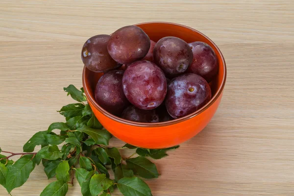 Plums in the bowl — Stock Photo, Image