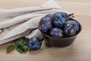 dojrzała śliwka świeży