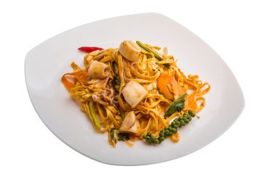 Kızarmış noodle ile kalamar