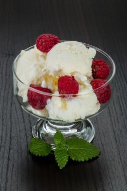 Ahududu ile dondurma