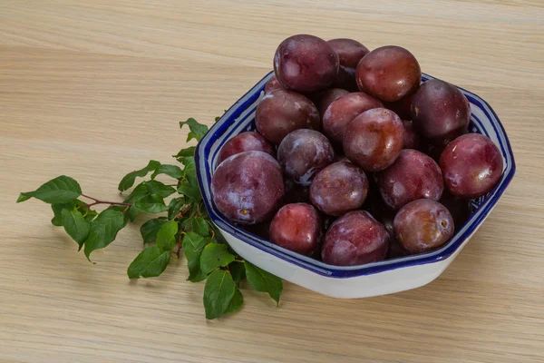 Plums in the bowl — Stock Photo, Image