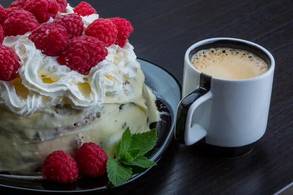 Kaffe med hallon tårta — Stockfoto