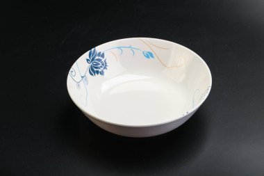 Mutfak için renkli boş kase izole