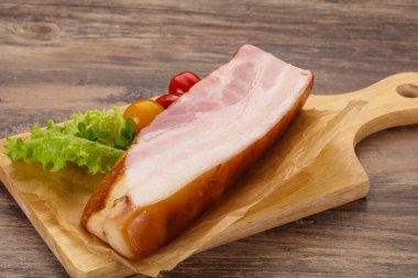 Salata yapraklı ve domatesli füme domuz göğsü.