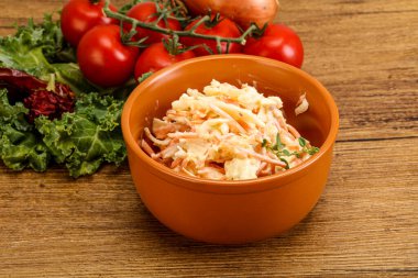 Lahana ve havuçlu vejetaryen lahana salatası.