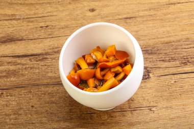 Baharatlı salamura bal mantarı kasede.