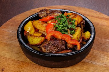 Geleneksel Gürcistan mutfağı - patates ve sebzeli et
