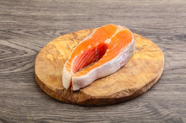 Pişirmek için çiğ somon bifteği.