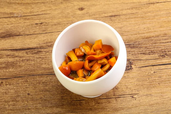 Baharatlı salamura bal mantarı kasede.